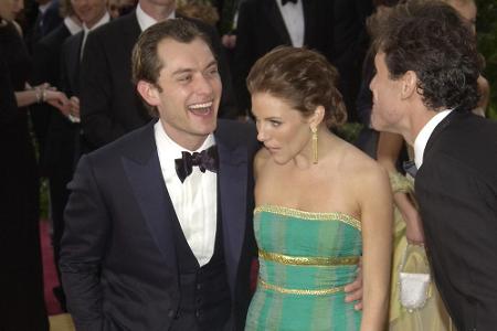 Und auch Sienna Miller (35), für die der Schönling Sadie Frost verließ, blieb er offenbar nicht treu. Bereits 2005 gab es Ge...