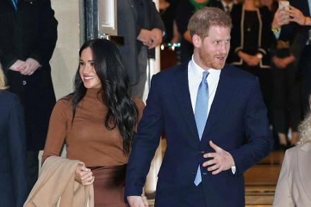 Einen Tag nach diesem Besuch im Londoner Canada House ließen Harry und Meghan die Bombe platzen. Via Instagram gaben sie am ...