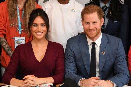 Ende Oktober 2019 strahlten Harry und Meghan in Schloss Windsor einträchtig um die Wette - passenderweise ging es um Gender-...
