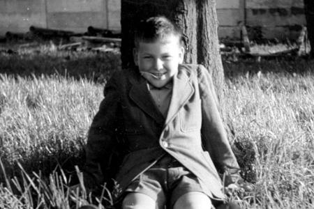 Geboren 1946, wuchs Udo Lindenberg als Sohn eines Installateurs in Gronau auf. Er verlebte eine echte Huckleberry-Finn-Kindh...