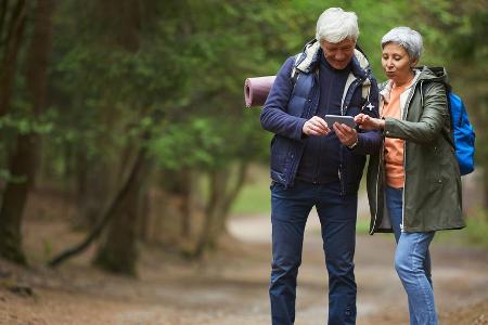 Wer auf dem Tablet oder Smartphone die richtige App dabei hat, findet beim Wandern leichter sein Ziel.