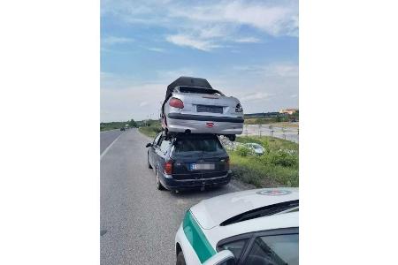 Ford Focus mit Peugeot 206 CC auf dem Dach erwischt