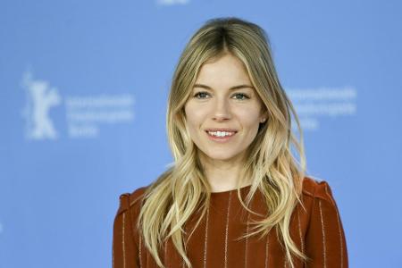 Auf Solopfaden soll auch die Britin Sienna Miller seit August wieder wandeln. Die Schauspielerin und der Kunsthändler Lucas ...