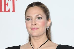Drew Barrymore lässt sich in Talkshow tätowieren - inklusive Tränen