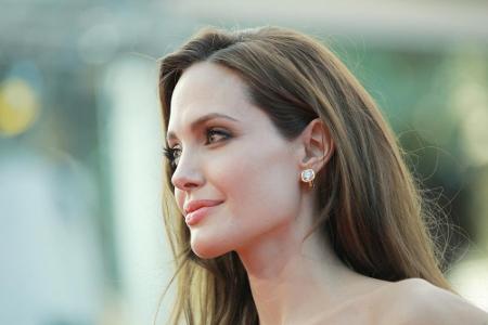 2016 reichte Angelina Jolie die Scheidung von Brad Pitt ein. Seitdem ist sie Single. 