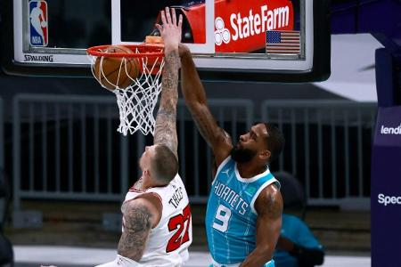 Sieg für Theis - Lakers mit nächstem Rückschlag Sieg für Theis - Lakers mit nächstem Rückschlag