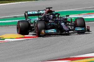 Hamilton vorn, Red Bull abgeschlagen