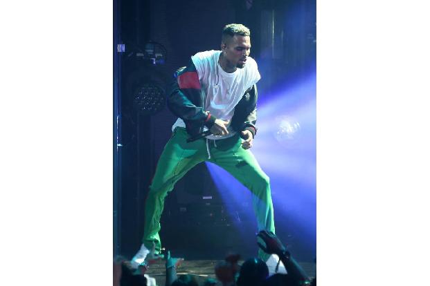 …war von dem Rapper grün und blau geschlagen worden. Monate später wird Chris Brown zu gemeinnütziger Arbeit verurteilt. Auß...