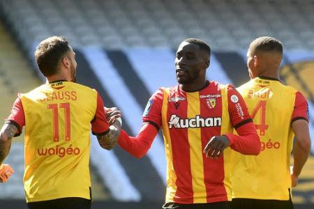 Lens-Bus von PSG-Anhängern beschmiert Lens-Bus von PSG-Anhängern beschmiert