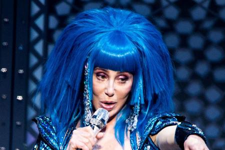 Sängerin Cher ist sowohl Grammy- als auch Emmy- und Oscar-Preisträgerin.