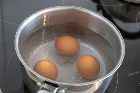 Eier kochen trotz aufgeplatzter Schale? Kein Problem! Ein Teelöffel Essig im Kochwasser verhindert, dass das Eiweiß bei ange...