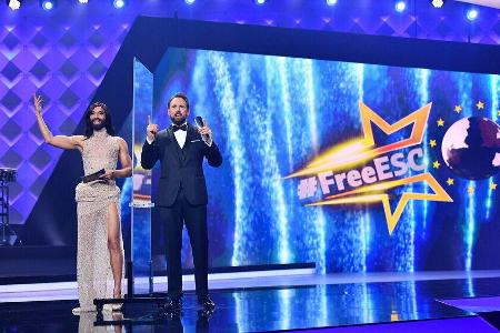 Conchita Wurst (l.) und Steven Gätjen präsentieren den Free ESC 2021.