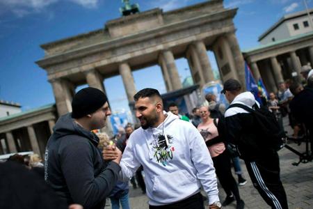 Mehrfach drohte Hildmann öffentlich Straftaten an und versuchte bei einer Demo das Reichstagsgebäude zu stürmen, worauf die ...