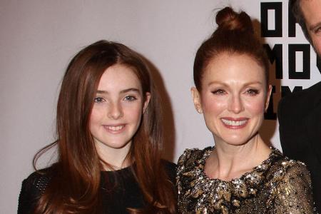 Die kühle Eleganz ist bei beiden unverkennbar! Schauspielerin Julianne Moore (57) und ihre Tochter Liv (15) sehen sich ungla...