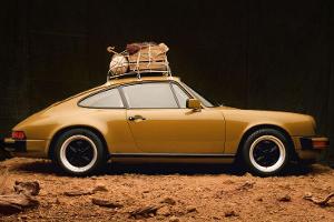 Restomod-911 mit Teppich und Holzkugel-Sitzauflage