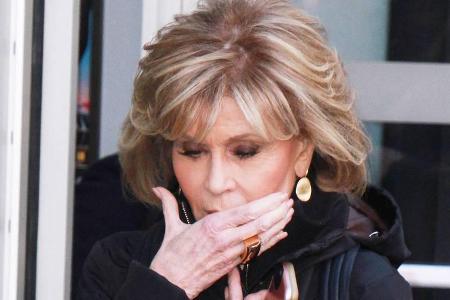 Jane Fonda verdeckt in New York ihren Mund - sie trägt ein Pflaster