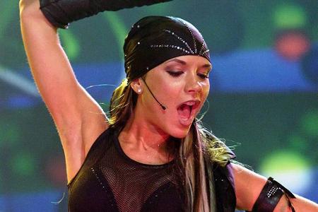Bandana, Bauchnabelpiercing und viel Bling-Bling: Schon in den 1990ern interessierte sich Victoria Beckham für die aktuellen...