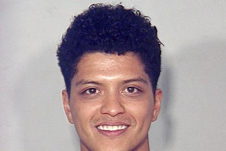 Auch Bruno Mars wurde schon einmal mit Drogen erwischt. Im Jahr 2010 musste er in Las Vegas wegen 2,6 Gramm Kokain kurz hint...