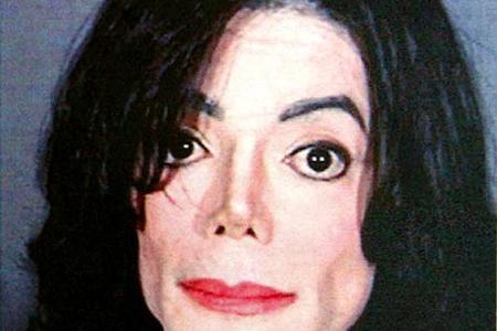 Der wohl berühmteste Mugshot der Welt stammt von Michael Jackson. Er wurde 2003 wegen des Vorwurfs des Kindesmissbrauchs fes...