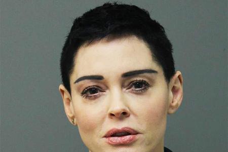 Nachdem bei Rose McGowan Drogen-Spuren an ihrem Koffer am Flughafen von Washington festgestellt wurden, erließ die Staatsanw...