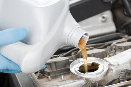 Die Benutzung eines Leichtlauföls kann ebenso den Verbrauch drosseln. Allerdings dürfen diese Öle nicht bei allen Motoren ve...