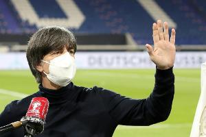 Vor PK: Löw singt Barry White