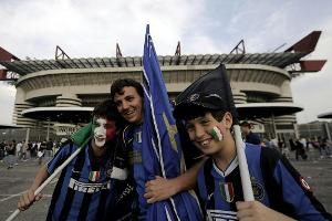 3000 Inter-Fans feiern Titel  vor dem Stadion