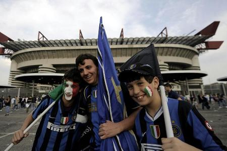 3000 Inter-Fans feiern Titel vor dem Stadion