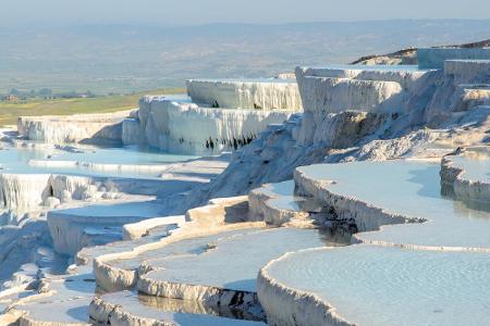 Die Kalkterrassen im türkischen Pamukkale zählen zum Weltkulturerbe. Um Verschmutzungen der weißen Trassen zu verhindern, wo...