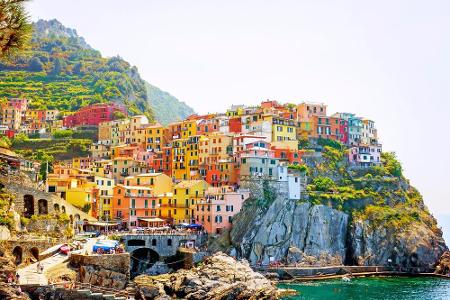 Die Cinque Terre (zu Deutsch: Fünf Ortschaften) zählen ebenfalls zum Weltkulturerbe. Die Natur leidet jedoch unter den bis z...