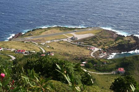 ...wie St. Maartens Nachbarinsel Saba beweist. Zwischen zwei steilen Klippen bleiben nur 303 Meter (!) Platz für eine Landeb...