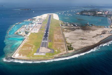 Wenn sich ein Pilot auf dem Malé International Airport (Malediven) auch nur um wenige Meter verschätzt, landet die Maschine ...