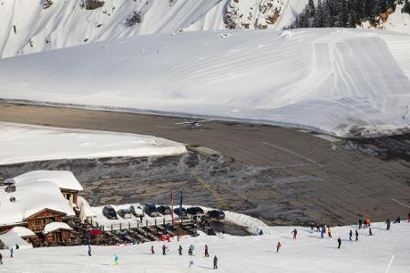 Wer in den französischen Alpen auf über 2.000 Metern landen will, braucht eine gehörige Portion Mut. Raus aus dem Flugzeug, ...