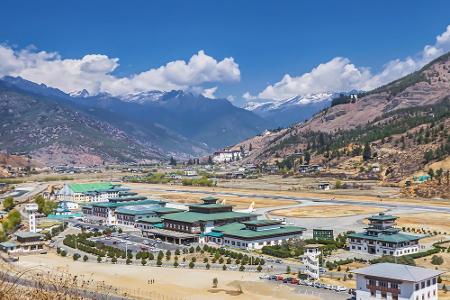 Die Höhe ist auch im Königreich Bhutan ein Problem. Stolze 2.236 Meter über Null befindet sich der Paro Airport. Die Landeba...