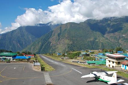 Der Tenzing Hillary Airport in Nepal sieht auf den ersten Blick gar nicht so spektakulär aus. Wer sich nun wundert, wie er e...