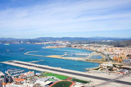 Platz ist in Gibraltar Mangelware. Woran man das erkennt? Die einzige Landebahn des britischen Überseegebiets am Mittelmeer ...