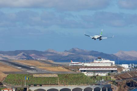 Unmittelbar vor der Landung eine scharfe Rechtskurve fliegen, Fallwinde ausgleichen und die Klippen im Auge behalten - es br...