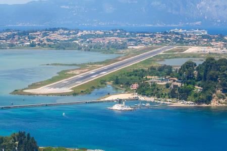 Zwischen zwei Hügeln und einer Meeresbucht war nicht mehr viel Platz - die Erbauer des Ioannis Kapodistrias Airport auf der ...