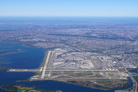 Bauch einziehen heißt es dagegen am John F. Kennedy International Airport in New York. Da sich mit La Guardia und Newark zwe...