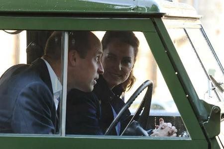 Prinz William und Herzogin Kate im Oldtimer-Land-Rover seines verstorbenen Großvaters. Prinz William und Herzogin Kate im Oldtimer-Land-Rover seines verstorbenen Großvaters.