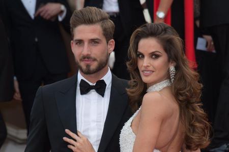 Fußballprofi Kevin Trapp und Model Izabel Goulart haben sich bereits 2018 verlobt. Doch die Hochzeit muss warten. Aufgrund d...