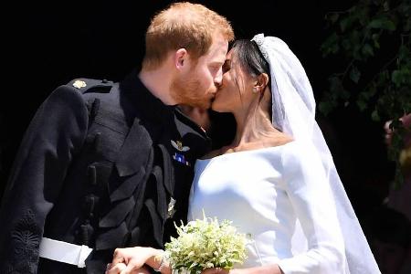 Prinz Harry küsst seine Ehefrau Meghan vor der St.-Georgs-Kapelle