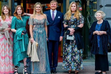 Die niederländischen Royals vor dem Theater Carré.