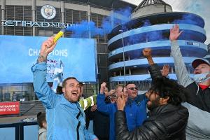 City-Fans feiern Meisterschaft vor dem Stadion