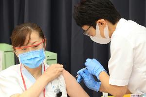 Medien: Japan will Olympia-Teilnehmer vor Bevölkerung impfen
