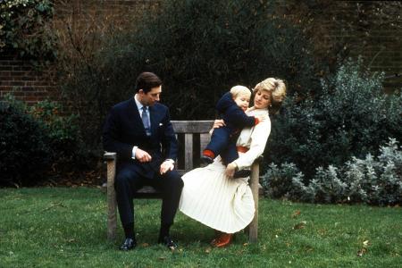 Prinzessin Diana mit ihrem Mann Prinz Charles von Wales Gro...