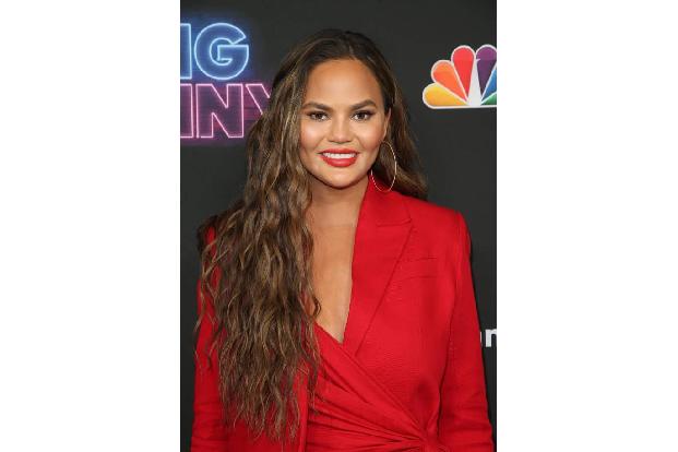 ...Chrissy Teigen öffentlich, wie sie nach der Geburt ihrer ersten Tochter Luna in eine postpartale Depression gerutscht war...