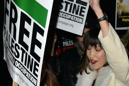 Bella Hadid auf einer Demonstration in London im Jahr 2017.