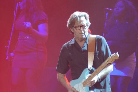 Eric Clapton während eines Konzerts im US-amerikanischen Sacramento. Eric Clapton während eines Konzerts im US-amerikanischen Sacramento.