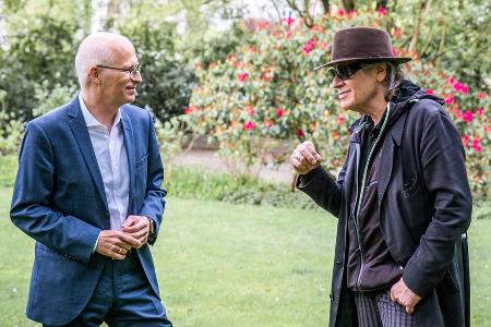 Hamburgs Bürgermeister Peter Tschentscher und Udo Lindenberg bei einem Termin, 2021. Hamburgs Bürgermeister Peter Tschentscher und Udo Lindenberg bei einem Termin, 2021.